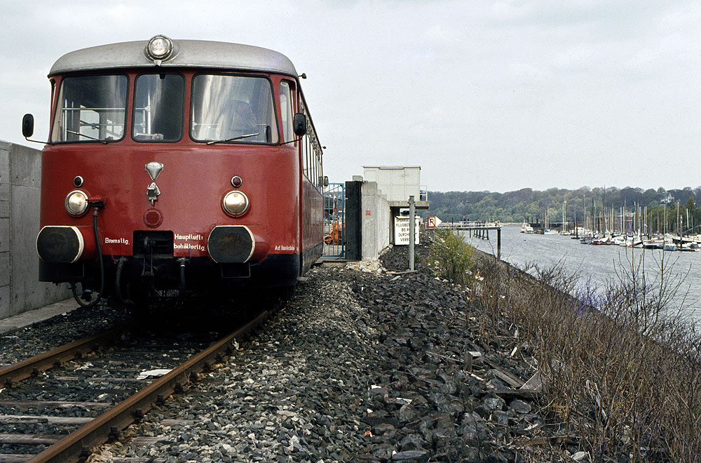 https://www.eisenbahnfotograf.de/datei/Mai 1981/920234 HB VT4.42 MBB 4.5.1981.jpg